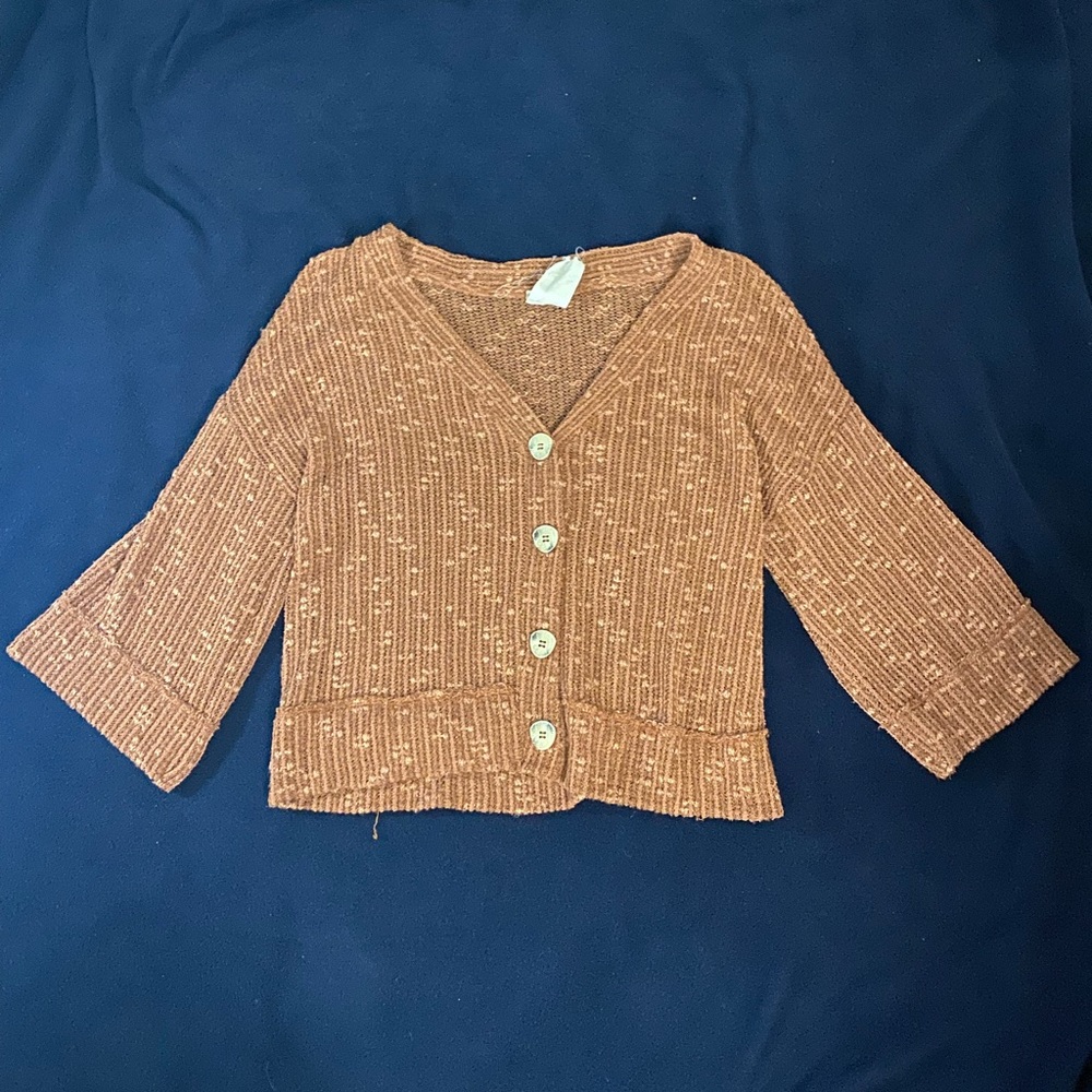 Cropped Rust sweater with button detail